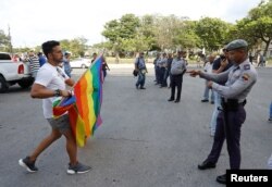Un activista LGBTI discute con un policía el sábado 11 de mayo, durante la marcha gay convocada por la sociedad civil.